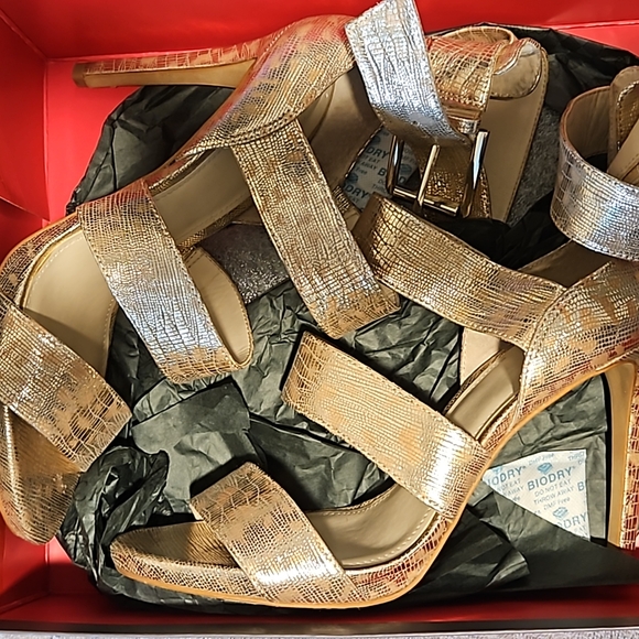 Vince Camuto 9.5 Gold Sandals - Picture 4 of 5